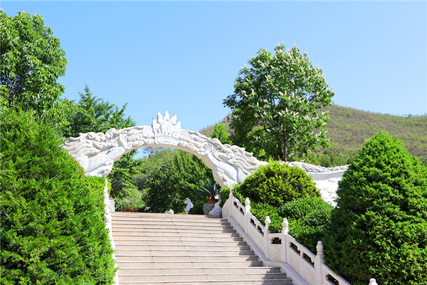 桃峰陵园景观图