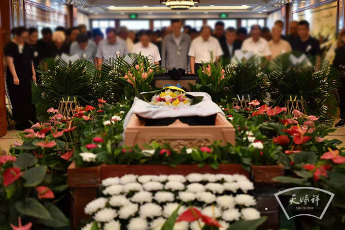 为中国酿酒行业泰斗秦含章在某殡仪馆举办的500人以上大型告别仪式