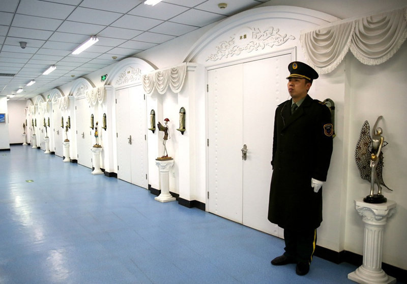 八宝山殡仪馆向民众展示遗体火化的过程.