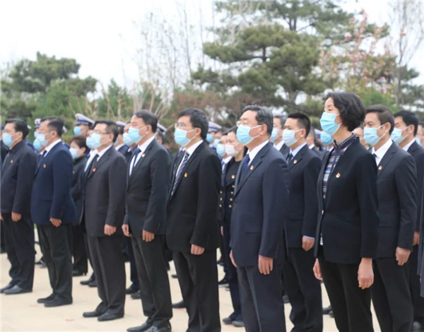 参与祭扫活动领导们