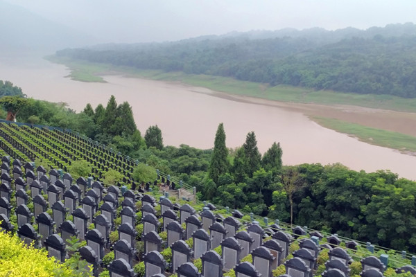 关长山陵园墓区